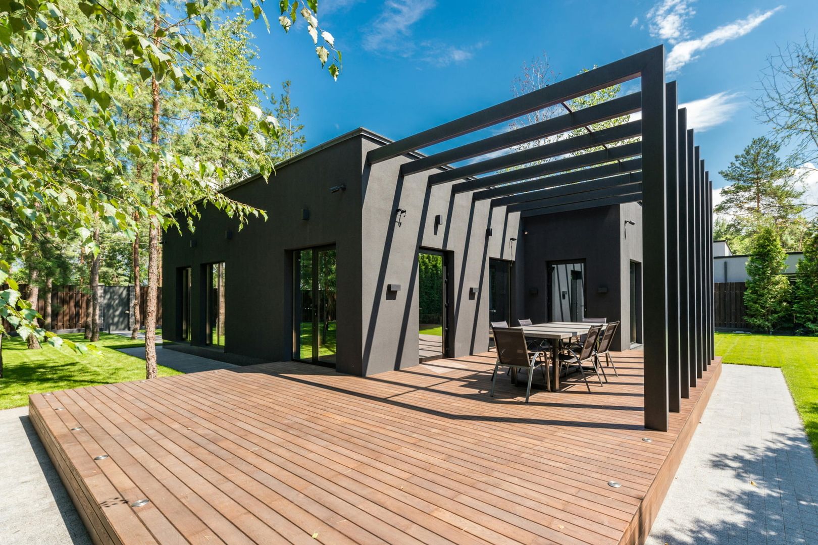 Modernes Bungalow mit Terrasse aus Holz