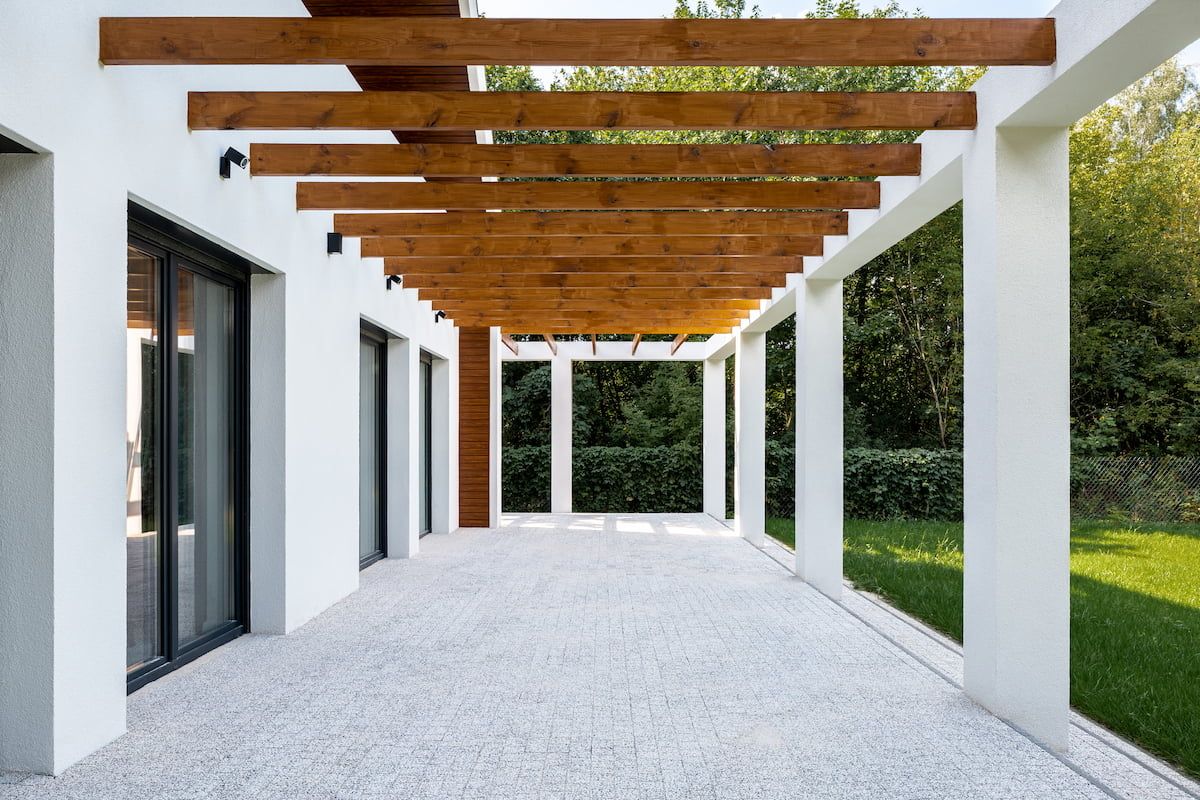 Terrasse mit Pergola aus Holz