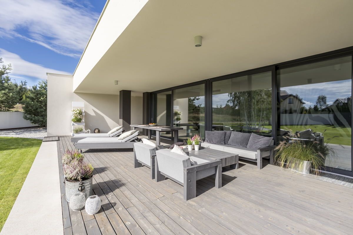 Terrasse mit Holzbelag